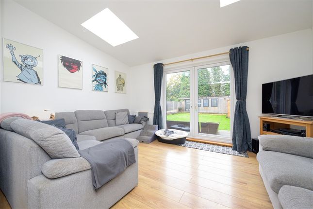 Meath Green Avenue, Horley photo 5