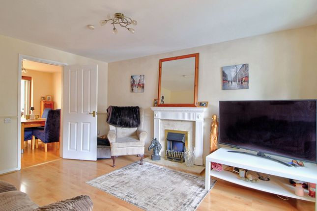 2 Watson Close, Wokingham photo 2