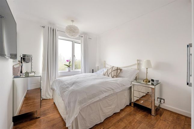 12 Crescent View, High Road, Loughton photo 4