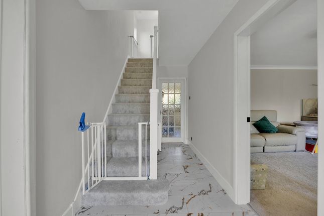 8, Daresbury Close, Holmes Chapel photo 4