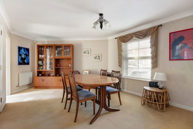 8, Bere Close, Greenhithe photo 4