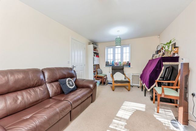 16, Bamburgh Close, Grantham photo 2