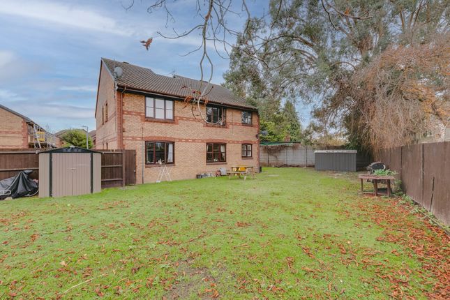 96 Lowry Crescent, Cr4 - 9