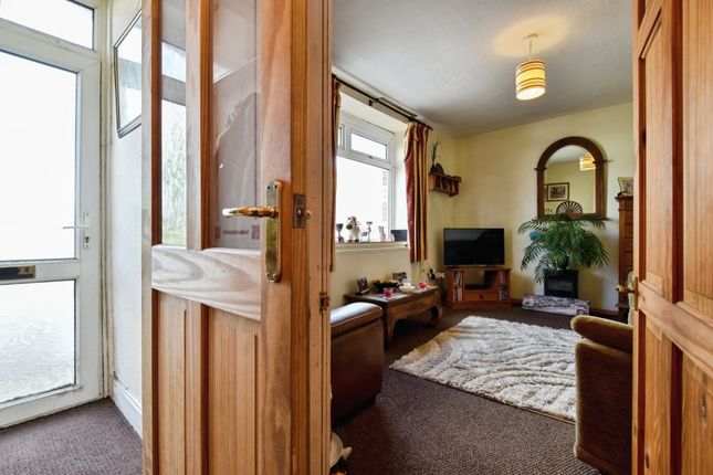 31, Wernoleu Road, Carmarthenshire photo 2