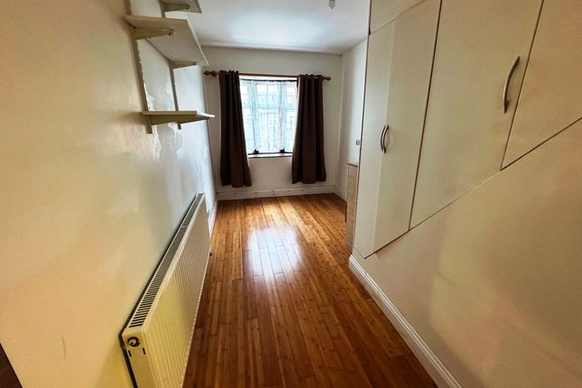 12, Bergholt Avenue, Redbridge photo 4