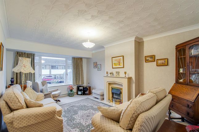 39, Pippins Green Avenue, Wakefield photo 2