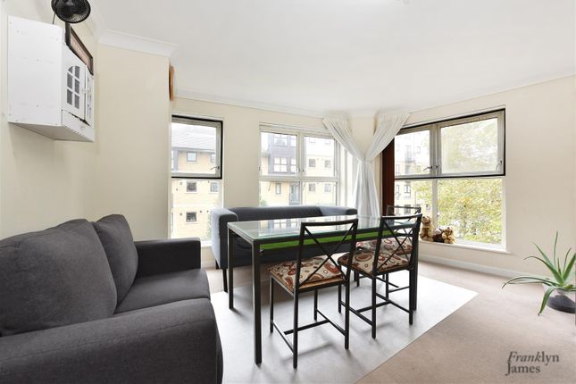 Flat for sale in Portsmouth Mews, London