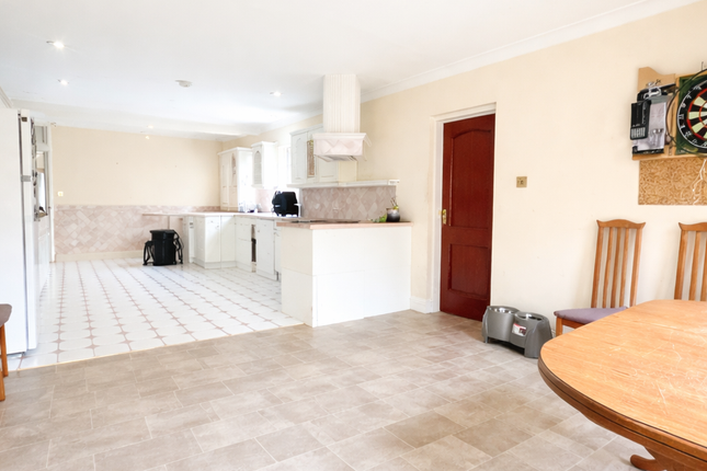 4 Twynham Road, Maidenhead photo 3
