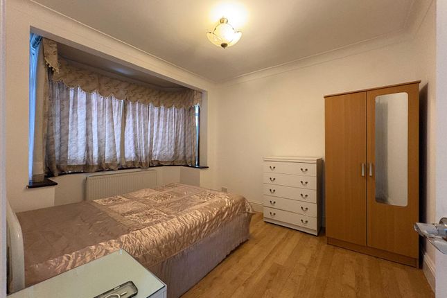 Ruislip Road, Northolt UB5 photo 4