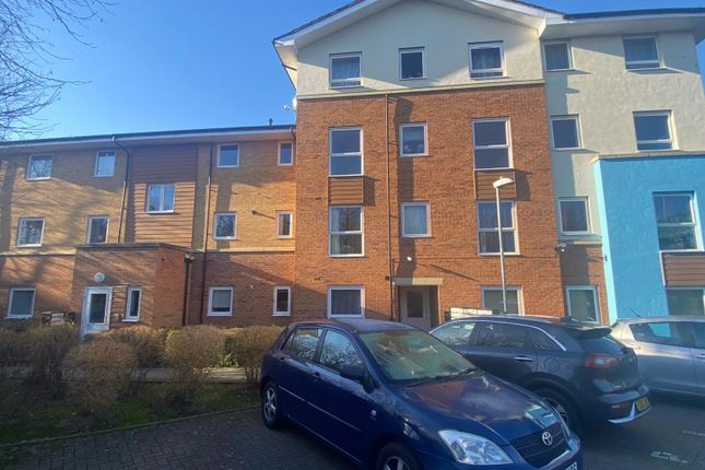 Flat to rent in Admiralty Close, West Drayton