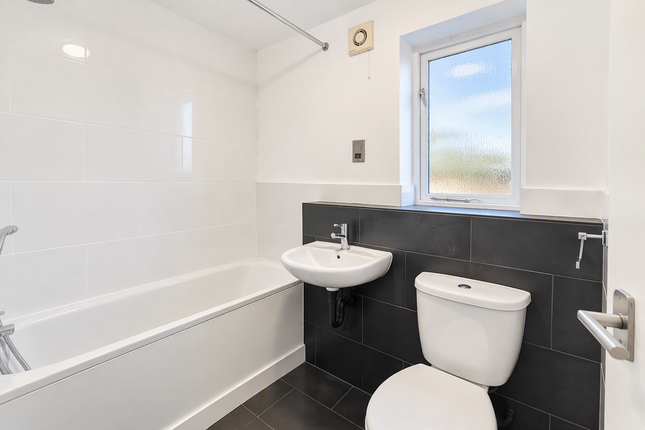 25 Richens Close, Hounslow photo 3