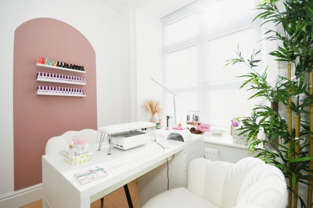 Salon - Nail Tech 02.Jpg