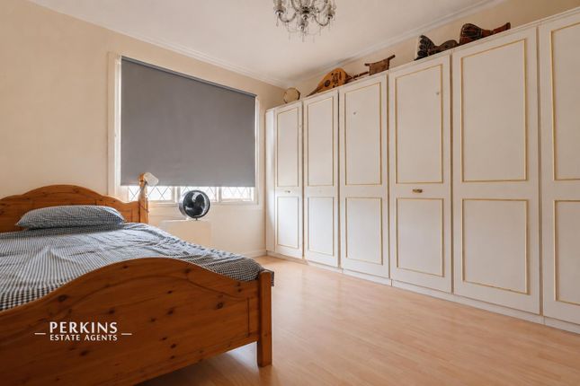 18, Berkhamsted Avenue, Wembley photo 4