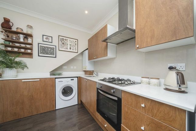 96C, Fordhook Avenue, London photo 3