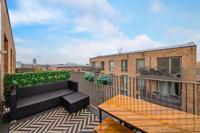 Flat for sale in Isambard Court, Paddlers Avenue