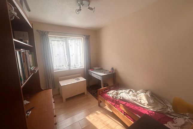 Flat to rent in Windrush Drive, High Wycombe