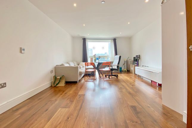 Flat to rent in Lincoln Plaza, London