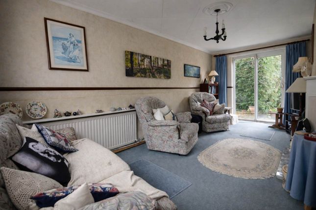 15, Knolles Crescent, Welham Green photo 4