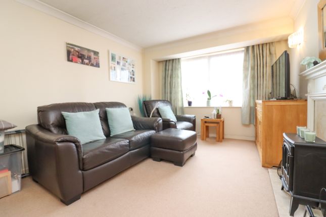 Thumbnail Flat for sale in St. Marks Hill, Surbiton