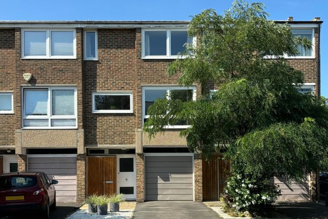 31, Deena Close, London photo 2