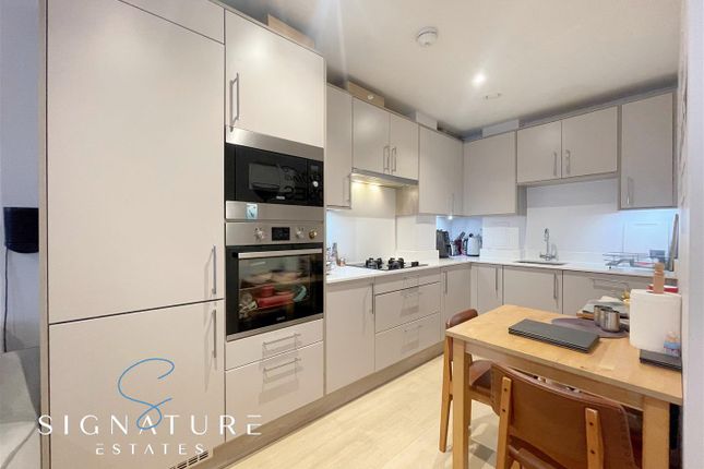 Flat for sale in Woodford Road, Watford