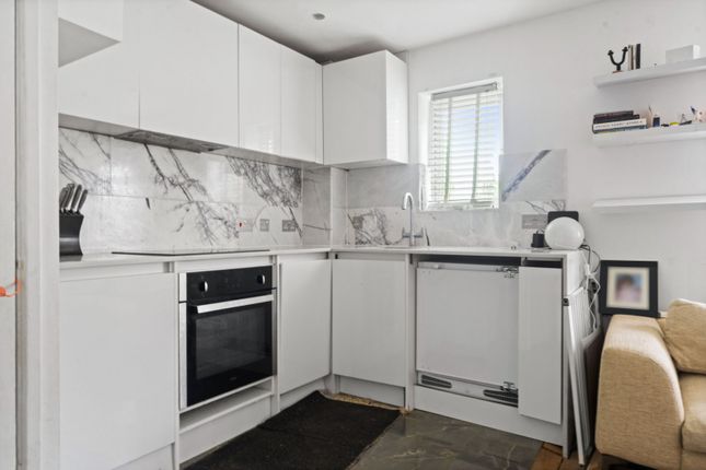 15, Firs Close, Mitcham photo 4