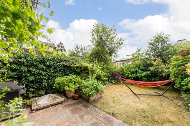 6, Pymers Mead, London photo 4