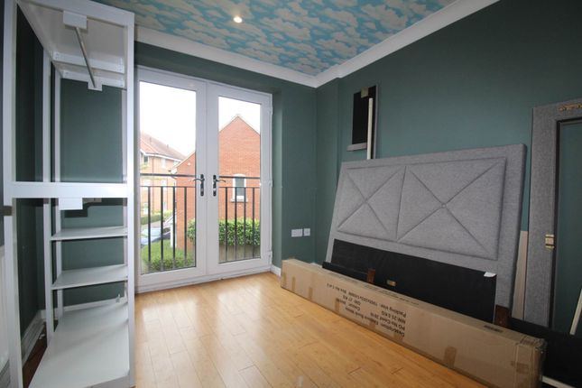 Flat to rent in Wharf Way, Kings Langley