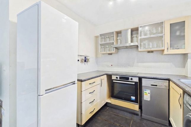 Flat 2, Marvell Court Quarles Park Road, Romford photo 4