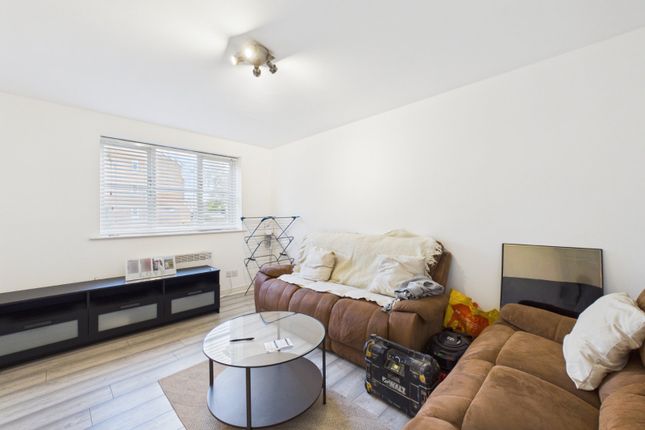 42, Lovegrove Drive, Berkshire photo 2
