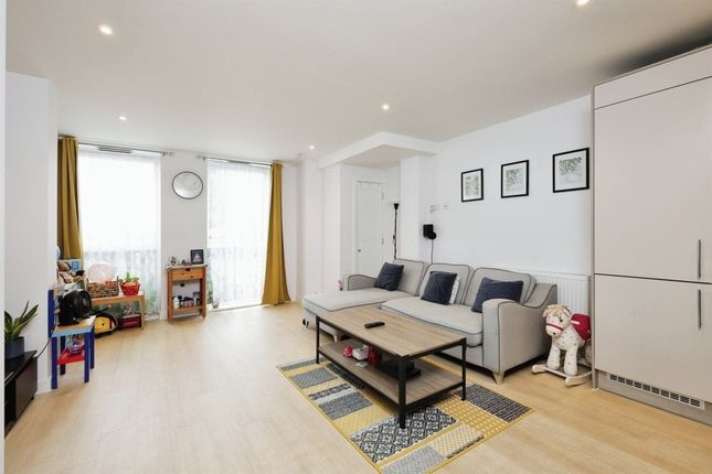 Flat for sale in Woodford Road, Watford, Hertfordshire