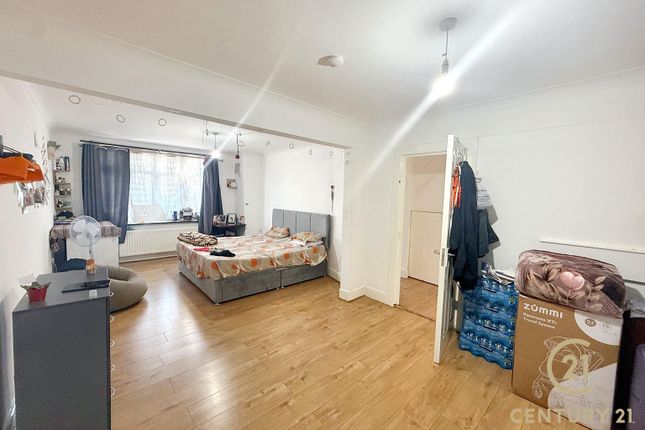 27, Burnham Gardens, HOUNSLOW photo 2