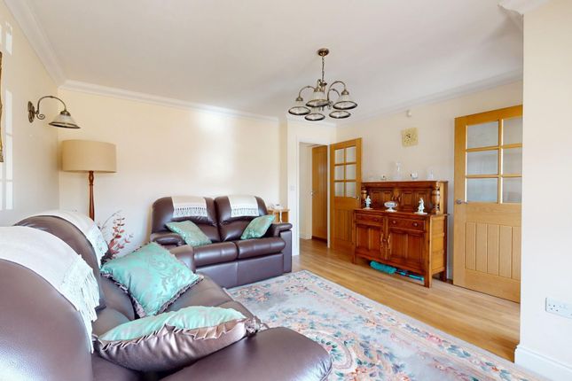 5, Tudor Close, Gravesend photo 2