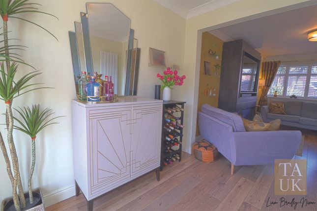 8, Magpie Close, Manchester photo 5