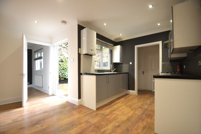 Flat to rent in Long Lane, Staines-Upon-Thames