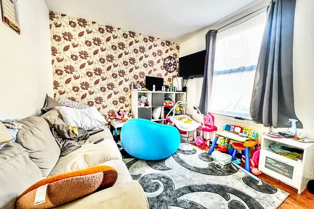End terrace house for sale in Argyll Road, Grays