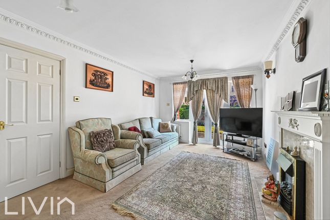 12 Cardinal Close, South Croydon photo 3