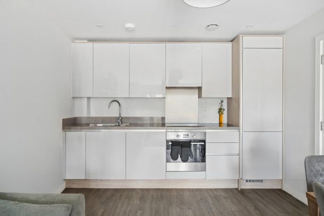Flat 3  Elizabeth Court 19-21, Bathurst Walk, Iver photo 4