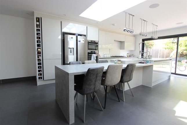 4-bed house on 25, Enfield Road, Enfield, £3,750/mo