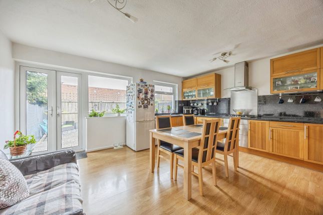 20, Knighton Close, South Croydon photo 3