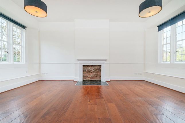 Flat to rent in Pensioners Court, 15 Charterhouse Square, London