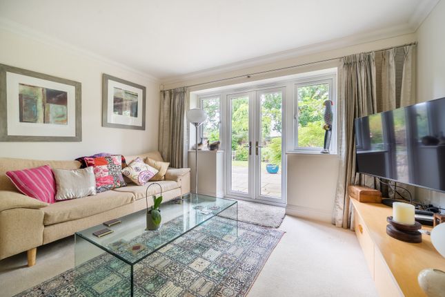 33, Hesketh Close, Surrey photo 4