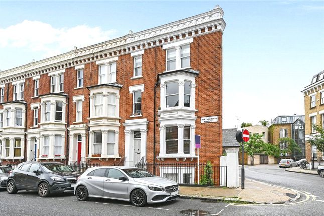 Flat to rent in Bolingbroke Road, Brook Green, London