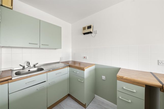 34, Woodlea Court, Uxbridge photo 3