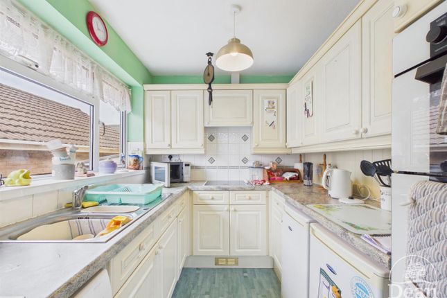 82, Lakeside Avenue, Lydney photo 3