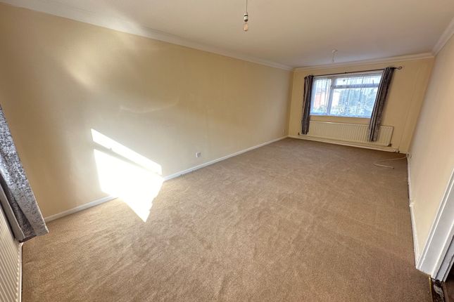 39, Spruce Hill, HARLOW photo 3