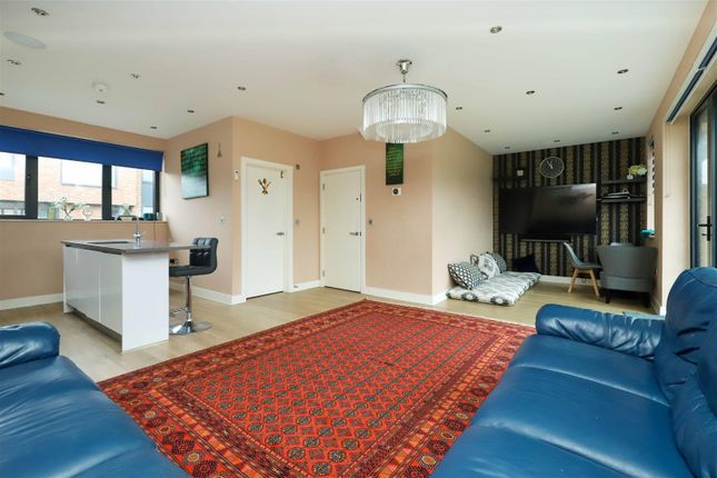 4, Southside Close, Uxbridge photo 2