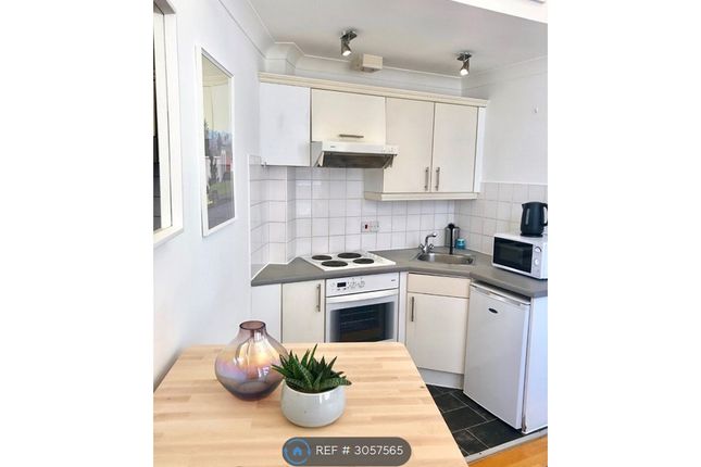 Flat, Holland Park Gardens, London photo 3