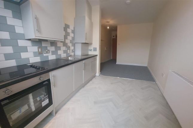 Thumbnail Flat to rent in The Kingsway, Swansea