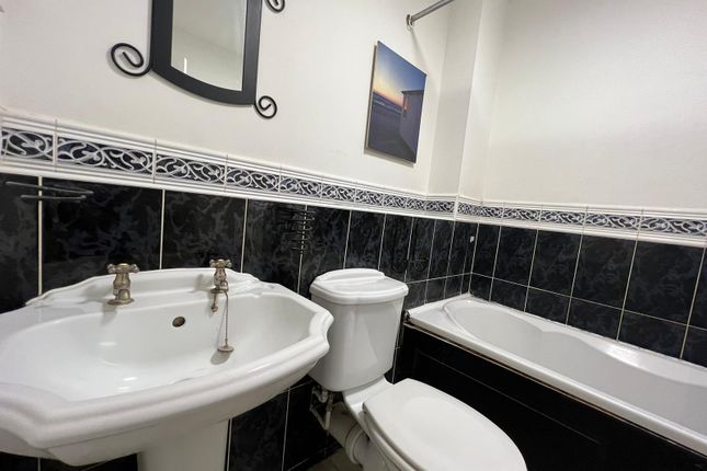 Flat to rent in Stern Close, Barking